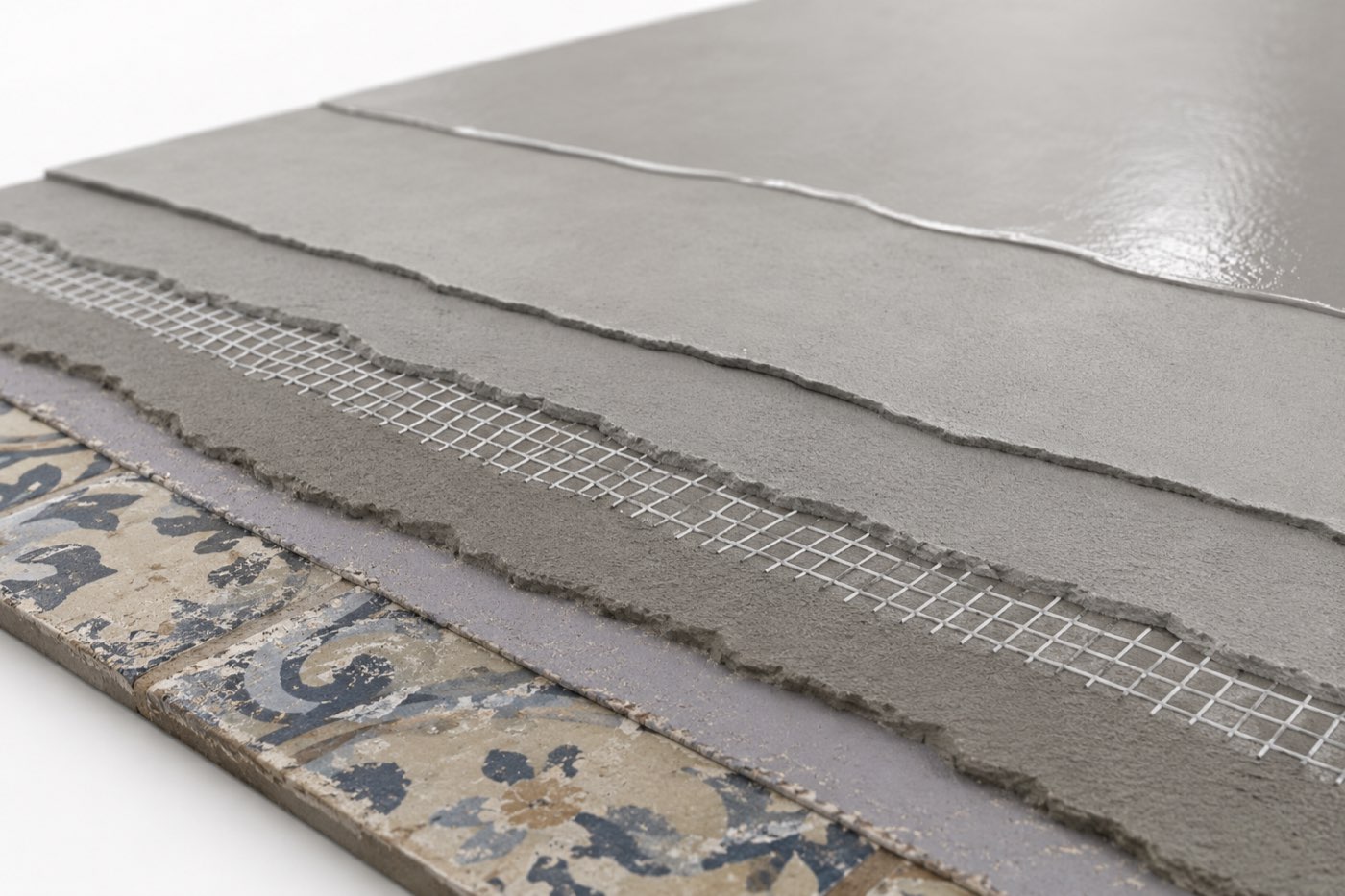 Corte tridimensional de um pavimento em microcimento aplicado sobre azulejo antigo. De baixo para cima vê-se o azulejo hidráulico existente, o primário de aderência, a primeira camada de base com a malha de fibra de vidro embebida, a segunda camada de base, as camadas de acabamento em cinzento liso e o selante com brilho acetinado.